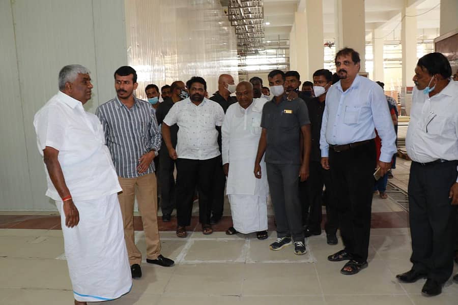 ಹಾಸನ ಡೈರಿ ಆವರಣದಲ್ಲಿ ನಿರ್ಮಿಸುತ್ತಿರುವ ಪೆಟ್‌ ಬಾಟಲ್‌ ಘಟಕವನ್ನು ರಾಜ್ಯಸಭಾ ಸದಸ್ಯ ಎಚ್‌.ಡಿ.ದೇವೇಗೌಡ ವೀಕ್ಷಿಸಿದರು. ಹಾಮೂಲ್‌ ಅಧ್ಯಕ್ಷ ಎಚ್‌.ಡಿ.ರೇವಣ್ಣ, ವ್ಯವಸ್ಥಾಪಕ ನಿರ್ದೇಶಕ ಗೋಪಾಲಯ್ಯ ಇದ್ದಾರೆ.
