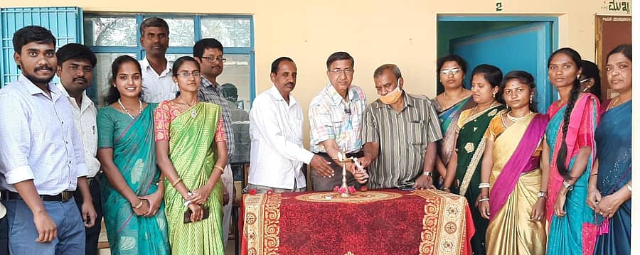 ಕೋಲಾರ ತಾಲ್ಲೂಕಿನ ಅರಾಭಿಕೊತ್ತನೂರು ಸರ್ಕಾರಿ ಪ್ರೌಢ ಶಾಲೆಯಲ್ಲಿ ಬಿ.ಇಡಿ ಪ್ರಶಿಕ್ಷಣಾರ್ಥಿಗಳಿಗೆ ಗುರುವಾರ ಹಮ್ಮಿಕೊಂಡಿದ್ದ ಬೀಳ್ಕೊಡುಗೆ ಕಾರ್ಯಕ್ರಮವನ್ನು ಶಾಲೆಯ ಮುಖ್ಯ ಶಿಕ್ಷಕ ಸಿ.ಎನ್.ಪ್ರದೀಪ್ಕುಮಾರ್ ಉದ್ಘಾಟಿಸಿದರು.