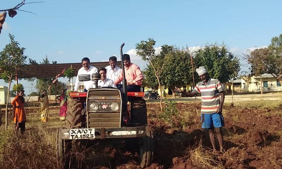 ಕೋಲಾರ ತಾಲ್ಲೂಕಿನ ವಿಟ್ಟಪನಹಳ್ಳಿ ಸರ್ಕಾರಿ ಹಿರಿಯ ಪ್ರಾಥಮಿಕ ಶಾಲೆಯಲ್ಲಿ ಗುರುವಾರ ನಡೆದ ಶಾಲಾಭಿವೃದ್ಧಿ ಮತ್ತು ಮೇಲುಸ್ತುವಾರಿ ಸಮಿತಿ ತರಬೇತಿ ಕಾರ್ಯಾಗಾರದಲ್ಲಿ ಪಾಲ್ಗೊಂಡ ಬಿಇಒ ನಾಗರಾಜ್ಗೌಡ ಶಾಲಾ ಆವರಣವನ್ನು ಟ್ರ್ಯಾಕ್ಟರ್ನಿಂದ ಉಳುಮೆ ಮಾಡಿದರು.