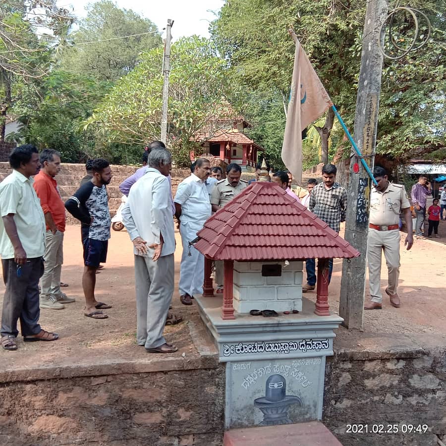 ದೈವಸ್ಥಾನದ ಕಾಣಿಕೆ ಡಬ್ಬಿ
