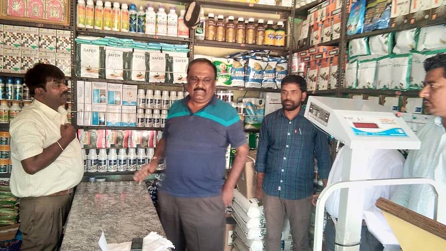 ಮುಳಬಾಗಿಲಿನಲ್ಲಿ ರಸಗೊಬ್ಬರ ಅಂಗಡಿಗೆ ಡಿಸಿಸಿ ಬ್ಯಾಂಕ್ ಅಧ್ಯಕ್ಷ ಬ್ಯಾಲಹಳ್ಳಿ ಗೋವಿಂದೇಗೌಡ ಭೇಟಿ ನೀಡಿ ಸಾಲ ಮರುಪಾವತಿಗೆ ಒತ್ತಾಯಿಸಿದರು