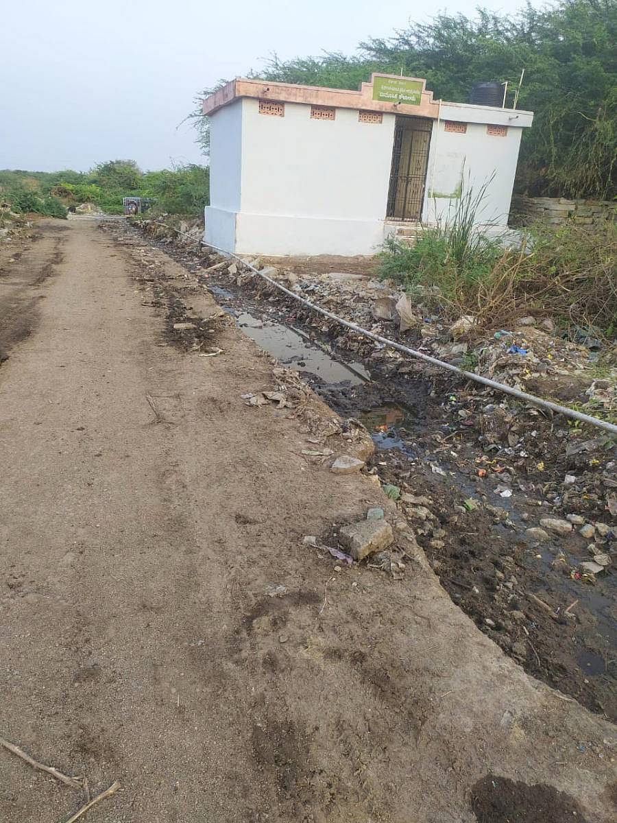 ಶಹಾಪುರ ತಾಲ್ಲೂಕಿನ ಶಿರವಾಳ ಗ್ರಾಮದಲ್ಲಿ ನಿರ್ಮಿಸಿದ ಮಹಿಳಾ ಶೌಚಾಲಯ