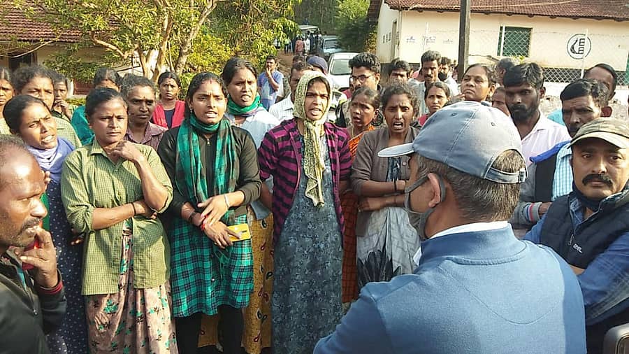 ಕಾಡಾನೆ ಹಾವಳಿ ಬಗ್ಗೆ ಕಾರ್ಮಿಕರು ಅರಣ್ಯ ಇಲಾಖೆ ಅಧಿಕಾರಿಗಳ ಗಮನಕ್ಕೆ ತಂದರು