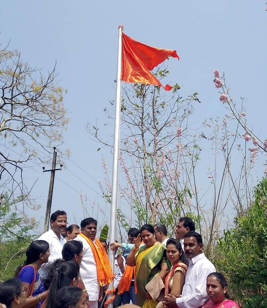 ಕಾರವಾರ ತಾಲ್ಲೂಕಿನ ನಂದವಾಳದಲ್ಲಿ ಶುಕ್ರವಾರ ಹಮ್ಮಿಕೊಳ್ಳಲಾದ ‘ವಿಜಯ ದಿವಸ’ ಕಾರ್ಯಕ್ರಮದಲ್ಲಿ ಶಾಸಕಿ ರೂಪಾಲಿ ನಾಯ್ಕ ಧ್ವಜಾರೋಹಣ ನೆರವೇರಿಸಿದರು