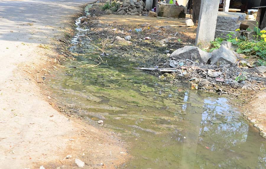 ಯಾದಗಿರಿ ಸಮೀಪದ ಮುಂಡರಗಿ ಗ್ರಾಮದಲ್ಲಿ ಚರಂಡಿ ವ್ಯವಸ್ಥೆ ಇಲ್ಲ