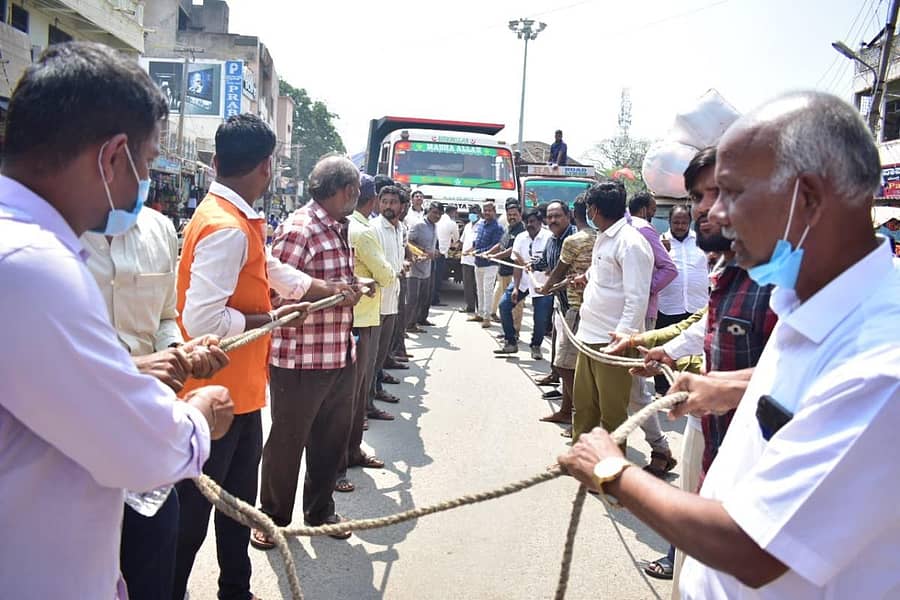 ತೈಲ ದರ ಏರಿಕೆ ವಿರೋಧಿಸಿ ಫೆಡರೇಷನ್ ಆಫ್ ಕರ್ನಾಟಕ ಆಟೊ ರಿಕ್ಷಾ ಡ್ರೈವರ್ಸ್ ಯೂನಿಯನ್ಸ್ ಹಾಗೂ ಚಾಲಕರ ಸಂಘದವರು ಶುಕ್ರವಾರ ಹೊಸಪೇಟೆಯಲ್ಲಿ ಲಾರಿಗೆ ಹಗ್ಗ ಕಟ್ಟಿ ಎಳೆಯುವುದರ ಮೂಲಕ ವಿನೂತನವಾಗಿ ಪ್ರತಿಭಟನೆ ನಡೆಸಿದರು
