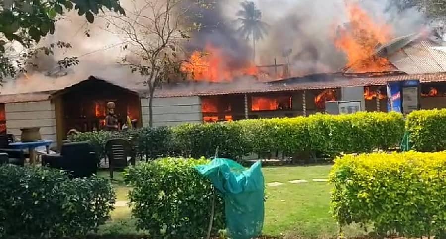 ಸೋಮವಾರಪೇಟೆ ಬಳಿಯ ಜಿಟಿಸಿ ಕ್ಲಬ್ ಹೊತ್ತಿ ಉರಿಯುತ್ತಿರುವುದು