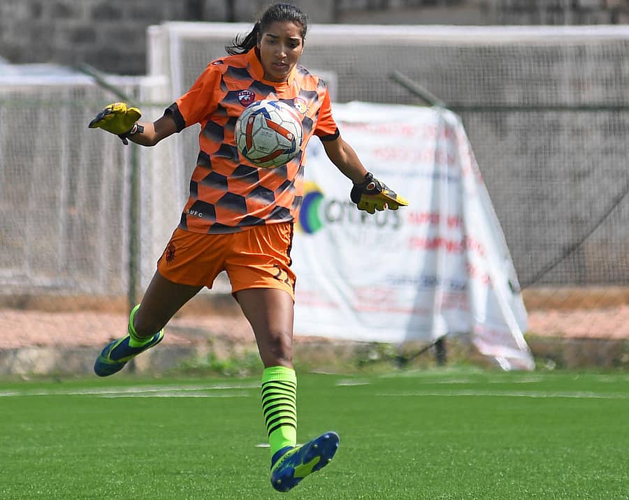 ಬೆಂಗಳೂರು ಯುನೈಟೆಡ್ ಎಫ್ಸಿಯ ಗೋಲ್ಕೀಪರ್ ಅಫ್ಸಾನ್ ಆಶಿಕ್ ಎದುರಾಳಿ ತಂಡದ ಆವರಣಕ್ಕೆ ಚೆಂಡನ್ನು ಅಟ್ಟಿದರು –ಪ್ರಜಾವಾಣಿ ಚಿತ್ರ