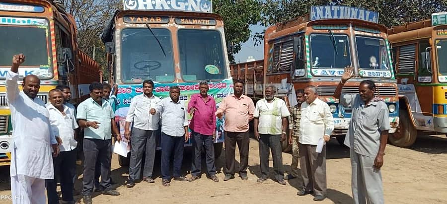 ಡೀಸೆಲ್ ಬೆಲೆ ಏರಿಕೆ ಹಾಗೂ ಹಳೆ ವಾಹನ ವಿಲೇವಾರಿ ನೀತಿ ಖಂಡಿಸಿ ಜಿಲ್ಲಾ ಮಾಲೀಕರ ಸಂಘದ ಸದಸ್ಯರು ಕೋಲಾರದಲ್ಲಿ ಶುಕ್ರವಾರ ಪ್ರತಿಭಟನೆ ಮಾಡಿದರು.