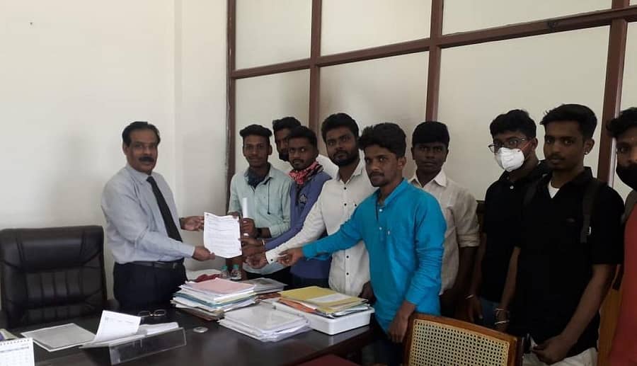 ಪದವಿ ತರಗತಿಯ 2ನೇ ಮತ್ತು 4ನೇ ಸೆಮಿಸ್ಟರ್ ವಿದ್ಯಾರ್ಥಿಗಳಿಗೆ ಪ್ರವೇಶಾತಿ ಹಾಗೂ ಪರೀಕ್ಷಾ ಶುಲ್ಕ ಪಾವತಿಗೆ ಕಾಲಾವಕಾಶ ನೀಡುವಂತೆ ಕೋರಿ ಎಬಿವಿಪಿ ಸದಸ್ಯರು ಕೋಲಾರದಲ್ಲಿ ಶುಕ್ರವಾರ ಬೆಂಗಳೂರು ಉತ್ತರ ವಿ.ವಿ ಕುಲಸಚಿವ ಪ್ರೊ.ಜನಾರ್ದನಮ್ ಅವರಿಗೆ ಮನವಿ ಸಲ್ಲಿಸಿದರು.