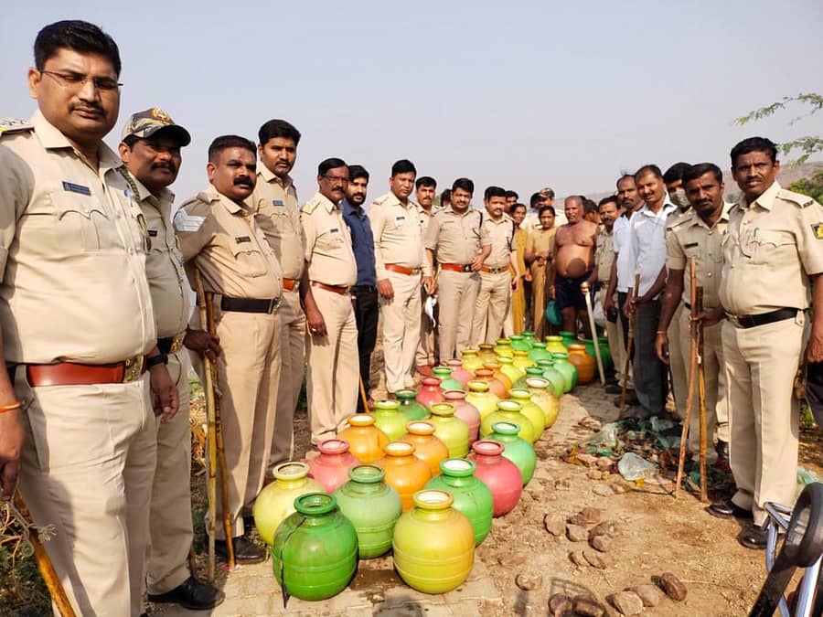 ಅಮೀನಗಡ ತಾಂಡಾ ಬಳಿಯ ಕೆರೆಯಲ್ಲಿ ವಶಪಡಿಸಿಕೊಂಡ ಬೆಲ್ಲದ ಕೊಳೆ ತುಂಬಿದ ಬಿಂದಿಗೆಗಳೊಂದಿಗೆ ಅಬಕಾರಿ ಇಲಾಖೆ ಅಧಿಕಾರಿಗಳು ಹಾಗೂ ಸಿಬ್ಬಂದಿ