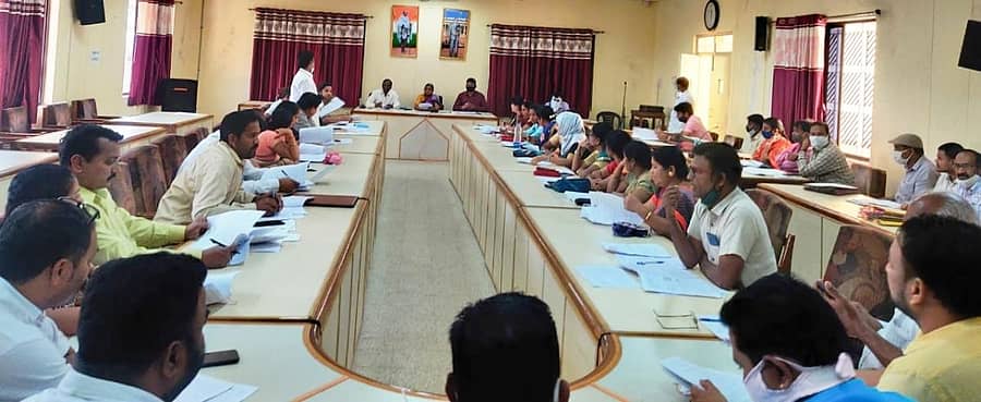 ದಾಂಡೇಲಿಯ ನಗರಸಭೆಯ ಸಭಾಂಗಣದಲ್ಲಿ ನಡೆದ ಸಾಮಾನ್ಯ ಸಭೆಯಲ್ಲಿ ಅಧ್ಯಕ್ಷರಾದ ಸರಸ್ವತಿ ರಜಪೂತ, ಉಪಾಧ್ಯಕ್ಷ ಸಂಜಯ ನಂದ್ಯಾಳಕರ, ಸ್ಥಾಯಿ ಸಮಿತಿ ಅಧ್ಯಕ್ಷ ಆದಂ ದೇಸೂರ, ಪೌರಾಯುಕ್ತ ಗಣಪತಿ ಶಾಸ್ತ್ರಿ ಭಾಗವಹಿಸಿದ್ದರು