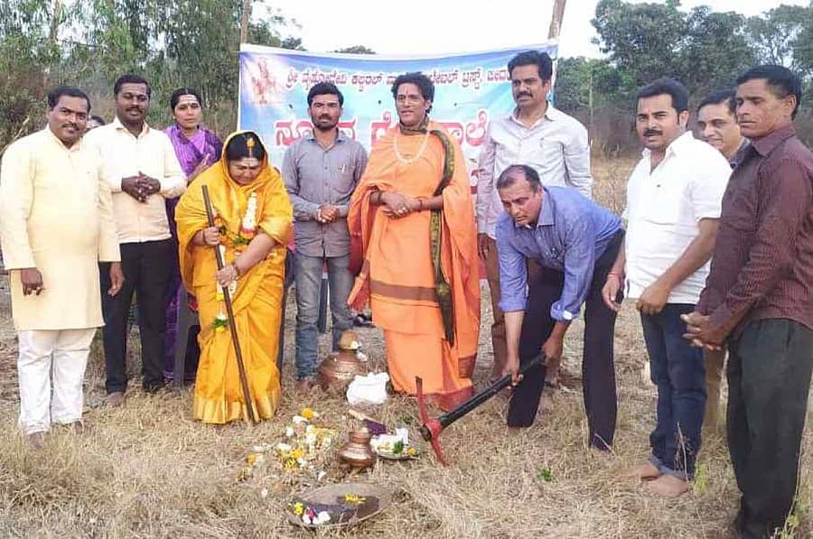 ಬೀದರ್‌ನ ನೌಬಾದ್ ಸಮೀಪದ ಜ್ಞಾನಶಿವಯೋಗಾಶ್ರಮ ಪರಿಸರದಲ್ಲಿ ಶ್ರೀ ವೈಷ್ಣೋದೇವಿ ಕಲ್ಚರಲ್ ಆ್ಯಂಡ್ ಚಾರಿಟಬಲ್ ಟ್ರಸ್ಟ್ ವತಿಯಿಂದ ಗೋಶಾಲೆ ನಿರ್ಮಾಣಕ್ಕೆ ಶ್ರೀಶೈಲದ ಚೈತನ್ಯ ಪೀಠದ ಕರುಣಾದೇವಿ ಮಾತೆ ಭೂಮಿ ಪೂಜೆ ನೆರವೇರಿಸಿದರು