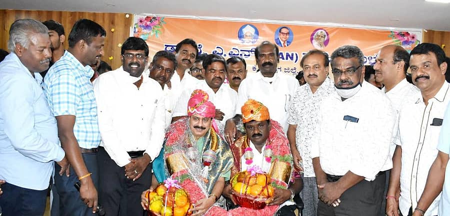 ಕೋಲಾರದಲ್ಲಿ ಶನಿವಾರ ನಡೆದ ಸಮಾರಂಭದಲ್ಲಿ ವಿಧಾನ ಪರಿಷತ್ ಸದಸ್ಯರಾದ ವೈ.ಎ.ನಾರಾಯಣಸ್ವಾಮಿ ಮತ್ತು ಚಿದಾನಂದ ಎಂ.ಗೌಡ ಅವರನ್ನು ಅಭಿನಂದಿಸಲಾಯಿತು.