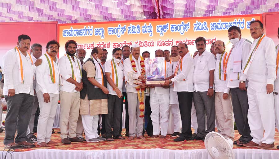 ಕೆಪಿಸಿಸಿ ಕಾರ್ಯಾಧ್ಯಕ್ಷರಾಗಿ ನೇಮಕಗೊಂಡ ಧ್ರುವನಾರಾಯಣ ಅವರನ್ನು ಜಿಲ್ಲಾ ಕಾಂಗ್ರೆಸ್ ಸಮಿತಿ ವತಿಯಿಂದ ಸನ್ಮಾನಿಸಲಾಯಿತು