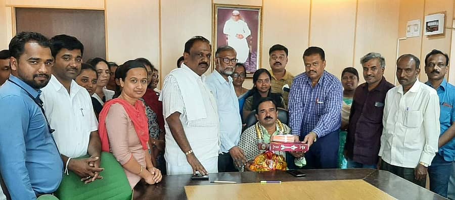 ವರ್ಗಾವಣೆಯಾದ ಡಿಸಿಸಿ ಬ್ಯಾಂಕ್‌ನ ಮುಖ್ಯ ಕಾರ್ಯ ನಿರ್ವಹಣಾಧಿಕಾರಿ ರವಿ ಅವರನ್ನು ಕೋಲಾರದಲ್ಲಿ ಶನಿವಾರ ಸನ್ಮಾನಿಸಿ ಬೀಳ್ಕೊಡಲಾಯಿತು.