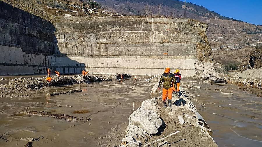 ಉತ್ತರಾಖಂಡದ ಚಮೋಲಿ ಜಿಲ್ಲೆಯಲ್ಲಿ ಹಾನಿಗೊಳಗಾದ ತಪೋವನ ಸುರಂಗದಲ್ಲಿ ರಕ್ಷಣಾ ಮತ್ತು ಪುನಃಸ್ಥಾಪನೆ ಕಾರ್ಯಗಳು ನಡೆಯುತ್ತಿವೆ.