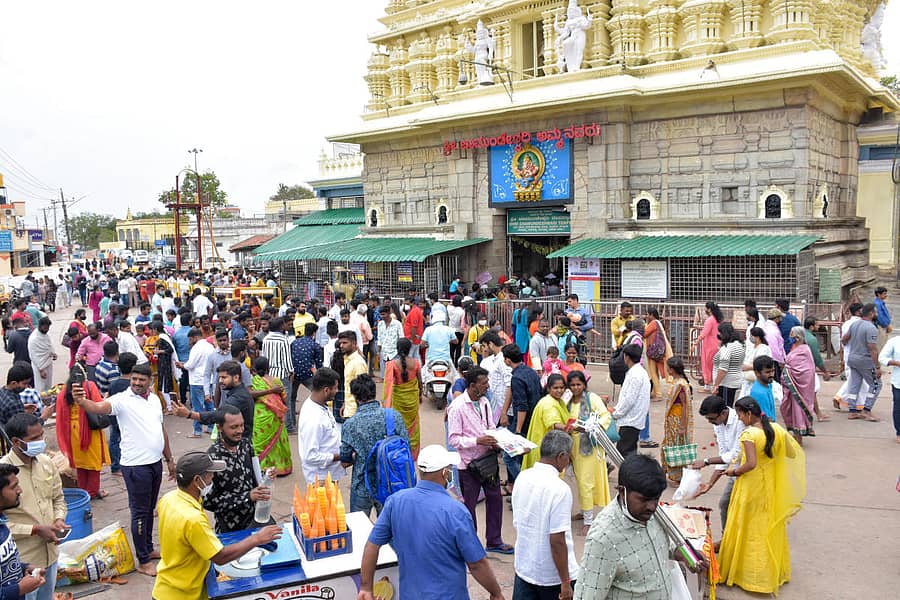 ಮೈಸೂರಿನ ಚಾಮುಂಡೇಶ್ವರಿ ದೇಗುಲದ ಮುಂದೆ ಸೇರಿರುವ ಭಕ್ತರು –ಚಿತ್ರ: ಬಿ.ಆರ್.ಸವಿತಾ