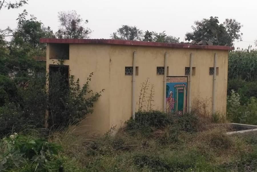 ಕಲಬುರ್ಗಿ ತಾಲ್ಲೂಕಿನ ಭೀಮನಳ್ಳಿ ಗ್ರಾಮದಲ್ಲಿ ನಿರ್ಮಿಸಿರುವ ಸಾಮೂಹಿಕ ಶೌಚಾಲಯ ಪಾಳು ಬಿದ್ದಿರುವುದು