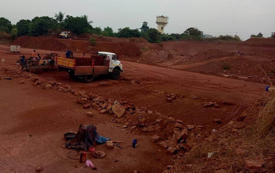 ಮಂಗಳೂರಿನ ಗುಂಡವಪದವು ಕೊರಗರ ಕಾಲೊನಿ ಬಳಿ ನಡೆಯುತ್ತಿರುವ ಗಣಿಗಾರಿಕೆ