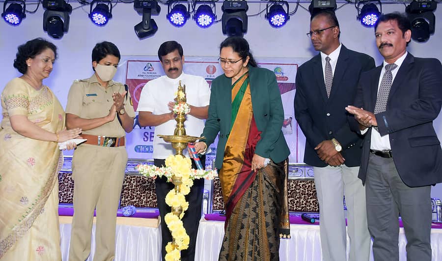 ಮೈಸೂರು ನಗರದ ಬೋಗಾದಿ 2ನೇ ಹಂತದ ರಾಯಲ್ ಕಾನ್ಕಾರ್ಡ್ ಇಂಟರ್ನ್ಯಾಷನಲ್ ಸ್ಕೂಲ್ನಲ್ಲಿ ಶನಿವಾರ ಹಮ್ಮಿಕೊಂಡಿದ್ದ ‘ಮಹಿಳೆಯರ ಆತ್ಮರಕ್ಷಣೆ ತರಬೇತಿ ಶಿಬಿರ’ವನ್ನು ಹೆಚ್ಚುವರಿ ಜಿಲ್ಲಾ ಮತ್ತು ಸೆಷನ್ಸ್ ನ್ಯಾಯಾಧೀಶರಾದ ಬಿ.ಎಸ್.ಜಯಶ್ರೀ ಉದ್ಘಾಟಿಸಿದರು