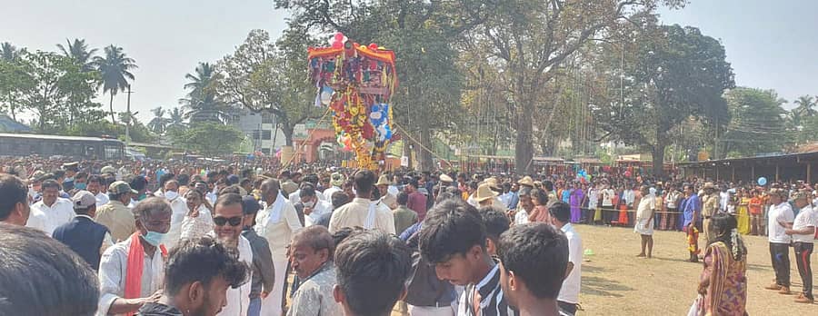 ಮಳವಳ್ಳಿ ಪಟ್ಟಣದ ಪಟ್ಟಲದಮ್ಮನ ದೇವಸ್ಥಾನದಲ್ಲಿ ಸಿಡಿ ಆಚರಣೆ ನಡೆಯಿತು