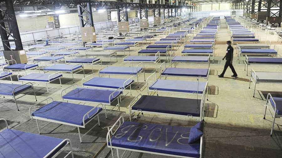 ಕೋವಿಡ್ ಪ್ರಕರಣಗಳು ಹೆಚ್ಚುತ್ತಿರುವ ಕಾರಣ ಮುಂಬೈನ ನೆಸ್ಕೊ ಕೋವಿಡ್ ಕೇರ್ ಸೆಂಟರ್ನಲ್ಲಿ ಹಾಸಿಗೆಗಳನ್ನು ಸಜ್ಜುಗೊಳಿಸಲಾಗಿದೆ–ಪಿಟಿಐ ಚಿತ್ರ