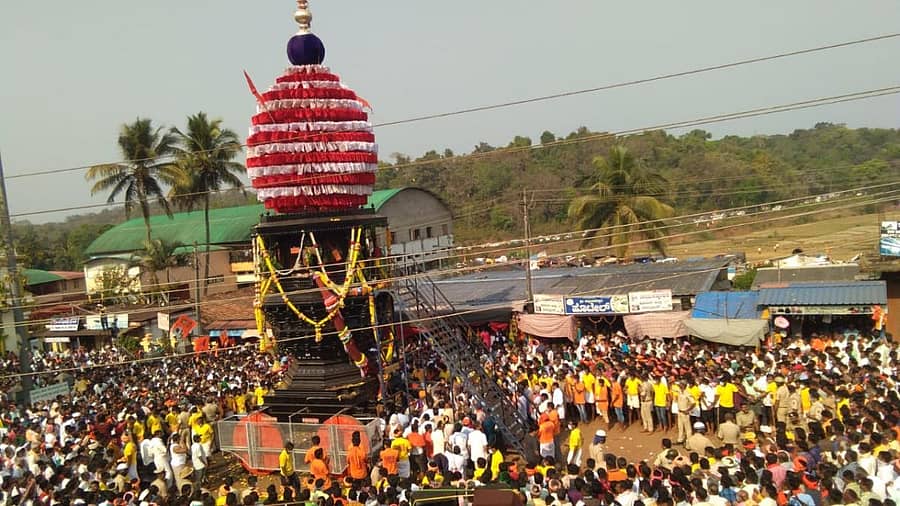 ಉಳವಿ ಶ್ರೀ ಚನ್ನಬಸವೇಶ್ವರ ರಥೋತ್ಸವದಲ್ಲಿ ಅಪಾರ ಸಂಖ್ಯೆಯ ಭಕ್ತರು ಪಾಲ್ಗೊಂಡಿದ್ದರು