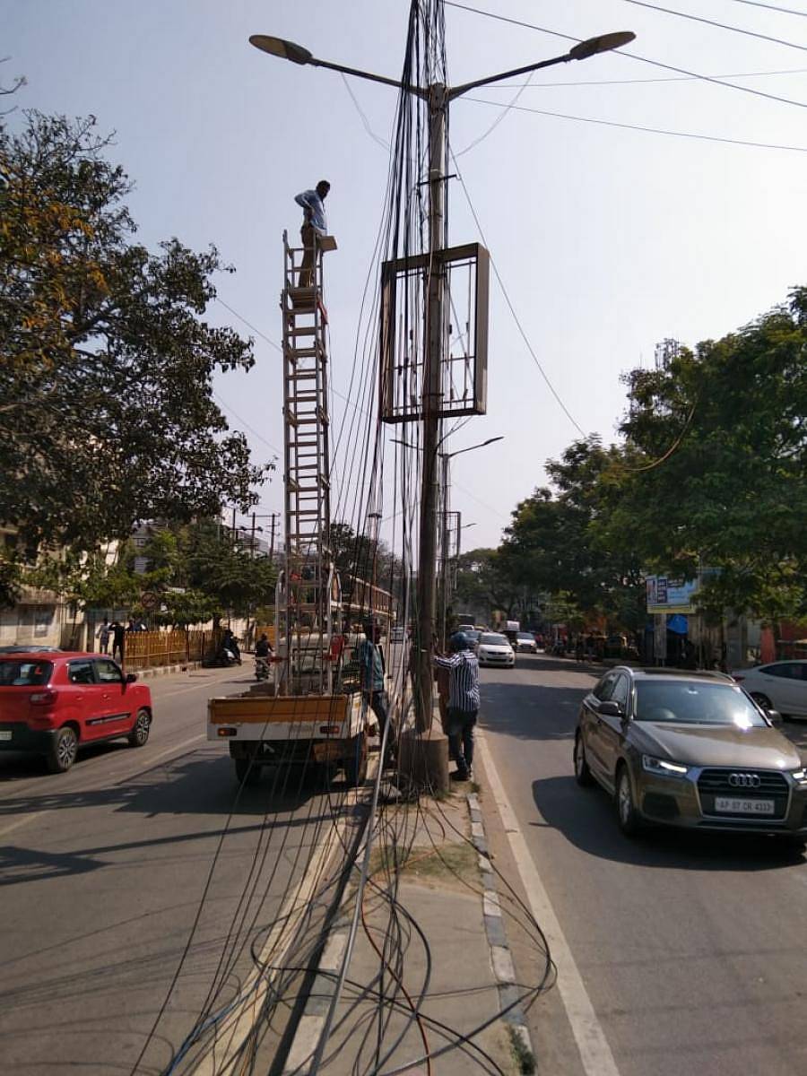 ಮಹದೇವಪುರ ವಲಯದಲ್ಲಿ ಬೀದಿ ದೀಪದ ಕಂಬಗಳಲ್ಲಿ ಅನಧಿಕೃತವಾಗಿ ಅಳವಡಿಸಲಾಗಿದ್ದ ಆಪ್ಟಿಕ್ ಫೈಬರ್ ಕೇಬಲ್ಗಳನ್ನು ಬಿಬಿಎಂಪಿ ಸಿಬ್ಬಂದಿ ಶನಿವಾರ ತೆರವುಗೊಳಿಸಿದರು