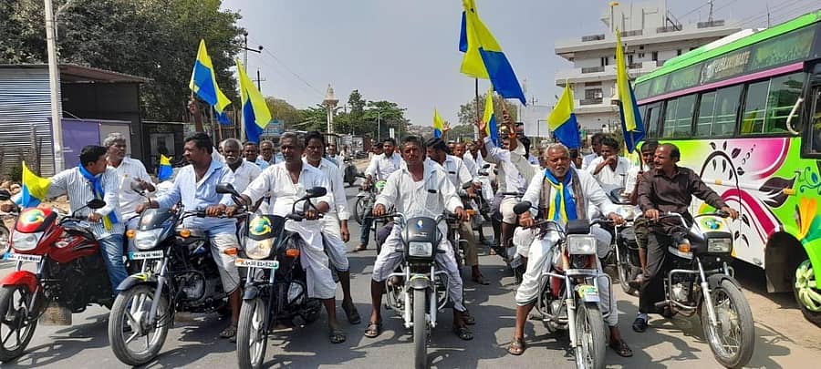 ನಾರಾಯಣಪುರ ಬಲದಂಡೆ 5 (ಎ) ಕಾಲುವೆ ನಿರ್ಮಾಣ ಯೋಜನೆ ಜಾರಿಗೆ ಒತ್ತಾಯಿಸಿ ಹೋರಾಟ ಸಮಿತಿ ನೇತೃತ್ವದಲ್ಲಿ ರೈತರು ಶನಿವಾರ ಮಸ್ಕಿಯಲ್ಲಿ ಬೈಕ್ ರ್ಯಾಲಿ ನಡೆಸಿದರು