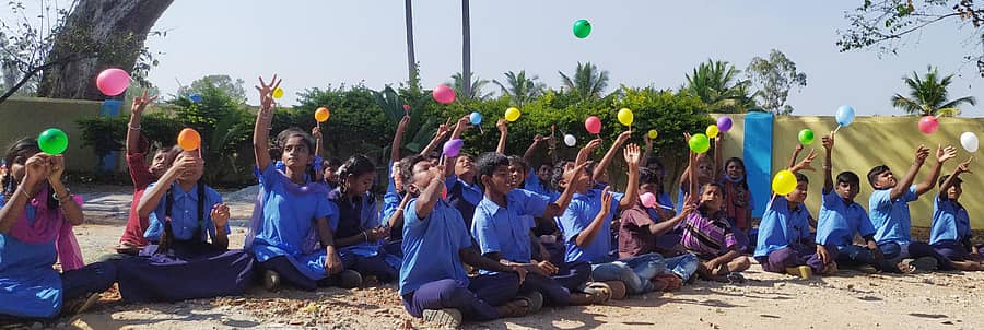 ಯಳಂದೂರು ತಾಲ್ಲೂಕಿನ ಆಲ್ಕೆರೆ-ಅಗ್ರಹಾರ ಸರ್ಕಾರಿ ಉನ್ನತೀಕರಿಸಿದ ಪ್ರಾಥಮಿಕ ಶಾಲೆಯ ಚಿಣ್ಣರು ವಾಯುವಿನ ಒತ್ತಡದಿಂದ ಬಲೂನ್ ಮೇಲೆ ಏರುವ ಪ್ರಯೋಗ ನಡೆಸಿದರು