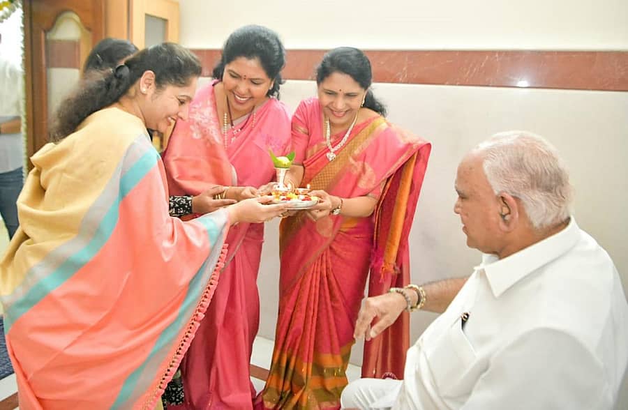 ಯಡಿಯೂರಪ್ಪ ಅವರಿಗೆ ಕುಟುಂಬ ಸದಸ್ಯರು ಆರತಿ ಬೆಳಗಿದರು