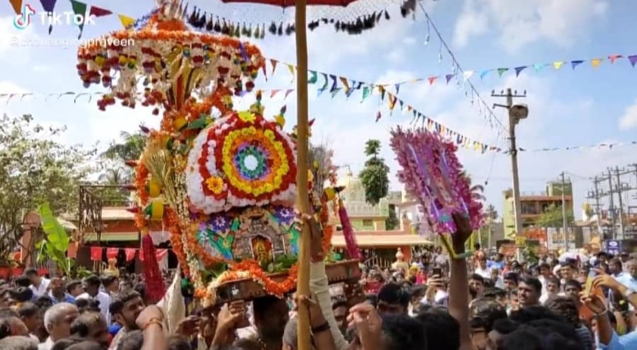 ಬನ್ನೂರಿನಲ್ಲಿ ಶ್ರೀ ಹೇಮಾದ್ರಾಂಬಾ ದೇವಿಯನ್ನು ಶನಿವಾರ ದೇವಿ ತೋಪಿಗೆ ಅವಭೃತ ಸ್ನಾನ ಮತ್ತು ಅನ್ನನೈವೇದ್ಯಕ್ಕೆ ಹೊತ್ತುಕೊಂಡು ಭಕ್ತ ಸಮೂಹ ಸಾಗಿತು