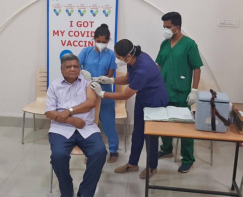 ಕೋವಿಡ್ ಲಸಿಕೆ ಹಾಕಿಸಿಕೊಂಡ ಸಚಿವ ಜಗದೀಶ ಶೆಟ್ಟರ್