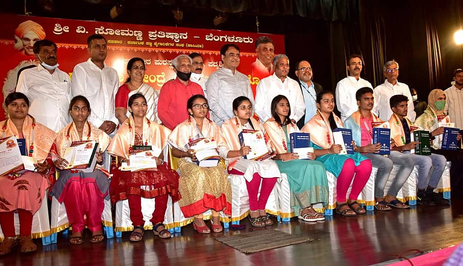 ಎಸ್ಸೆಸ್ಸೆಲ್ಸಿ ಪರೀಕ್ಷೆಯಲ್ಲಿ ಹೆಚ್ಚು ಅಂಕಗಳಿಸಿದ ಸರ್ಕಾರಿ ಪ್ರೌಢಶಾಲೆಗಳ ಪ್ರತಿಭಾವಂತ ವಿದ್ಯಾರ್ಥಿಗಳಾದ ಹರ್ಷಿತಾ, ಐಶ್ವರ್ಯ, ತನುಜಾ, ಭಾವನಗೌಡ, ದಿವ್ಯಶ್ರೀ, ಮೋನಿಕಾ, ಯಶಸ್ವಿನಿ, ಲಿಖಿತ್ ಗೌಡ, ಗೋಕುಲ್, ಹಬೀಬಾ ಅವರನ್ನು ಸನ್ಮಾನಿಸಲಾಯಿತು. ಅ. ದೇವೇಗೌಡ, ಶೈಲಜಾ ಸೋಮಣ್ಣ, ಡಾ. ನರಹಳ್ಳಿ ಬಾಲಸುಬ್ರಹ್ಮಣ್ಯ, ಸೊಗಡು ಶಿವಣ್ಣ, ಡಾ. ಸಿ. ಎನ್. ಅಶ್ವತ್ಥನಾರಾಯಣ, ವಿ. ಸೋಮಣ್ಣ, ಜಗದೀಶ್, ಪಾಲನೇತ್ರ ಇದ್ದಾರೆ –ಪ್ರಜಾವಾಣಿ ಚಿತ್ರ