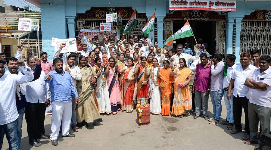 ಹೆಚ್ಚುತ್ತಿರುವ ಅಡುಗೆ ಅನಿಲ ಹಾಗೂ ತೈಲ ಬೆಲೆ ಖಂಡಿಸಿ ರಾಜ್ಯ ಸರ್ಕಾರ ಹಾಗೂ ಕೇಂದ್ರ ಸರ್ಕಾರದ ವಿರುದ್ದ ಹಳೇ ದಾವಣಗೆರೆಯ ದುರ್ಗಾಂಬಾ ದೇವಸ್ಥಾನದ ಮುಂಭಾಗದಲ್ಲಿ ಕಾಂಗ್ರೆಸ್ ಮುಖಂಡರು ಮತ್ತು ಕಾರ್ಯಕರ್ತರು ಪ್ರತಿಭಟನೆ ನಡೆಸಿದರು–ಪ್ರಜಾವಾಣಿ ಚಿತ್ರ