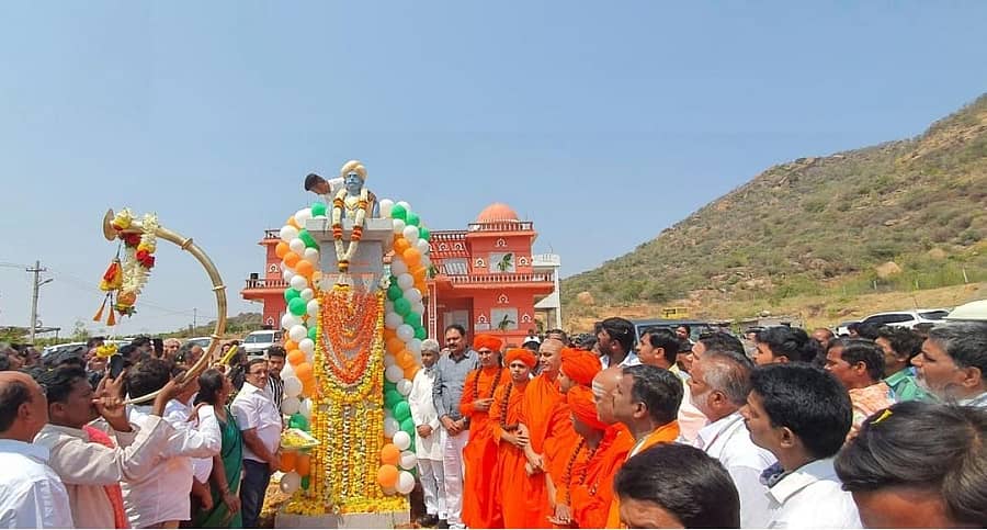 ಹೊಸದುರ್ಗದಲ್ಲಿ ಭಾನುವಾರ ನಡೆದ 31ನೇ ವಿಜಯರಾಯ ಸಂಗಮೇಶ್ವರ ಜಯಂತಿ ಹಾಗೂ ಕುಂಚಿಟಿಗರ ಸಮಾವೇಶದಲ್ಲಿ ಕುಂಚಿಟಿಗರ ಕುಲತಿಲಕ ಡಿ.ಬನುಮನಯ್ಯ ಪುತ್ಥಳಿಯನ್ನು ಶಾಂತವೀರ ಸ್ವಾಮೀಜಿ ಲೋಕಾರ್ಪಣೆ ಮಾಡಿದರು.