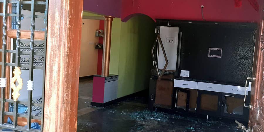 ಹರಪನಹಳ್ಳಿ ತಾಲ್ಲೂಕಿನ ಕನ್ನನಾಯಕನಹಳ್ಳಿಯಲ್ಲಿಯ ದುರುಗೇಶ್‌ ಮನೆಗೆ ನುಗ್ಗಿ ವಸ್ತುಗಳನ್ನು ಧ್ವಂಸ ಮಾಡಿರುವುದು