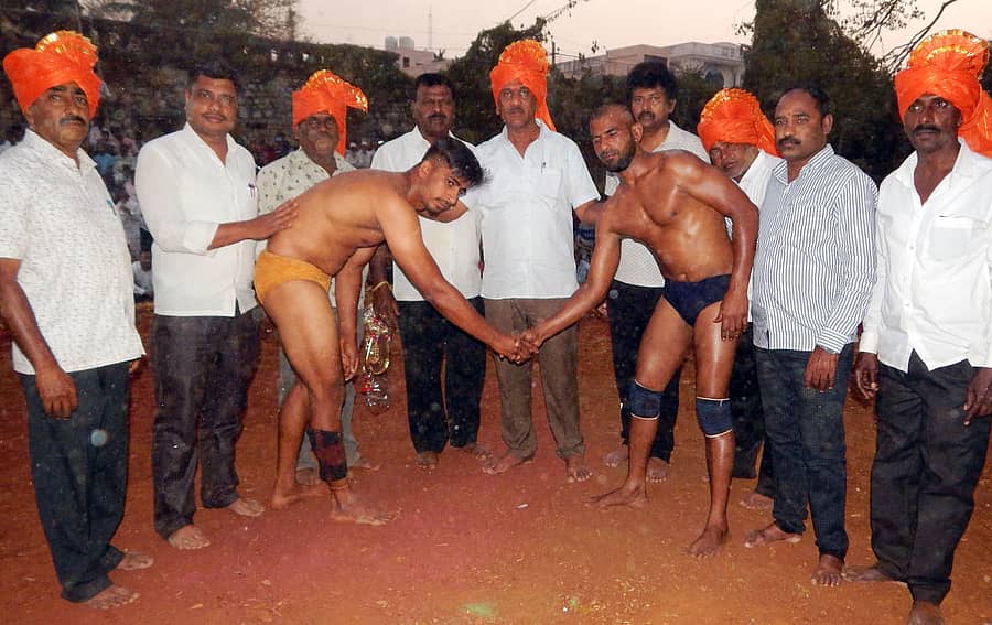 ಶ್ರೀರಂಗಪಟ್ಟಣದಲ್ಲಿ ಮಡಿವಾಳ ಮಾಚಿದೇವರ ಕ್ಷೇಮಾಭಿವೃದ್ಧಿ ಸಂಘ, ಮಾಚಿದೇವರ ಜಯಂತಿ ನಿಮಿತ್ತ ಭಾನುವಾರ ಏರ್ಪಡಿಸಿದ್ದ ಕುಸ್ತಿ ಪಂದ್ಯಾವಳಿಗೆ ಮಾಜಿ ಶಾಸಕ ರಮೇಶ ಬಂಡಿಸಿದ್ದೇಗೌಡ ಚಾಲನೆ ನೀಡಿದರು