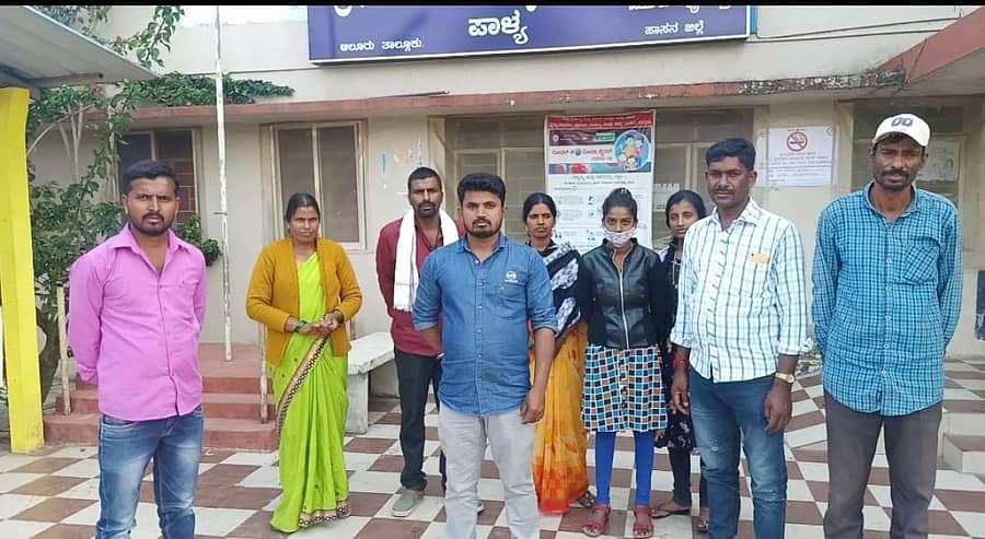 ಆಲೂರು ತಾಲ್ಲೂಕಿನ ಪಾಳ್ಯ ಪ್ರಾಥಮಿಕ ಆರೋಗ್ಯ ಕೇಂದ್ರದ ಎದುರು ಮೃತಪಟ್ಟ ಮಗುವಿನ ಕುಟುಂಬದವರು ಪ್ರತಿಭಟನೆ ನಡೆಸಿದರು
