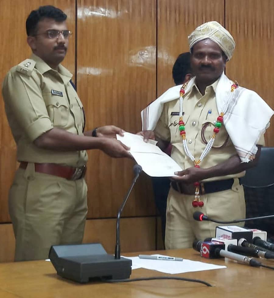 ಎಸ್ಪಿ ಅಕ್ಷಯ್‌ ಎಂ.ಹಾಕೆ ಅವರು ಅಗ್ನಿಶಾಮಕ ವಾಹನ ಚಾಲಕ ಎಚ್‌.ಕೆ. ದೇವೇಂದ್ರಪ್ಪ ಅವರಿಗೆ ನಗದು ಬಹುಮಾನ, ಪ್ರಶಂಸೆ ಪತ್ರ ನೀಡಿದರು.