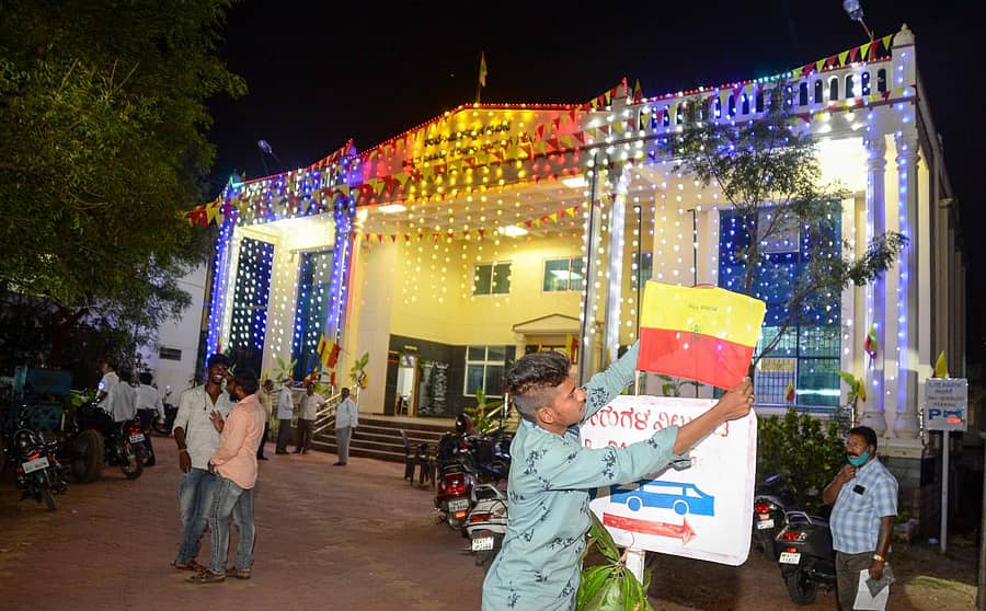 ದಾವಣಗೆರೆಯಲ್ಲಿ ನಡೆಯಲಿರುವ ದಾವಣಗೆರೆ ಜಿಲ್ಲಾ 10ನೇ ಕನ್ನಡ ಸಾಹಿತ್ಯ ಸಮ್ಮೇಳನಕ್ಕಾಗಿ ಸಜ್ಜಾಗಿರುವ ಕುವೆಂಪು ಕನ್ನಡ ಭವನ ಬಣ್ಣದ ಬಣ್ಣದ ದೀಪಾಲಂಕಾರದಲ್ಲಿ ಕಂಗೊಳಿಸುತ್ತಿರುವುದು (ಎಡಚಿತ್ರ). ಕನ್ನಡ ಸಾಹಿತ್ಯ ಸಮ್ಮೇಳನಕ್ಕಾಗಿ ಸಕಲ ರೀತಿಯ ಸಿದ್ದತೆ (ವೇದಿಕೆ) ನಡೆದಿರುವುದನ್ನು ಕನ್ನಡ ಸಾಹಿತ್ಯ ಪರಿಷತ್ತಿನ ಜಿಲ್ಲಾ ಘಟಕದ ಅಧ್ಯಕ್ಷ ಮಂಜುನಾಥ್ ಕುರ್ಕಿ ಪರಿಶೀಲಿಸಿದರು. ಪ್ರಜಾವಾಣಿ ಚಿತ್ರ/ ಸತೀಶ ಬಡಿಗೇರ್