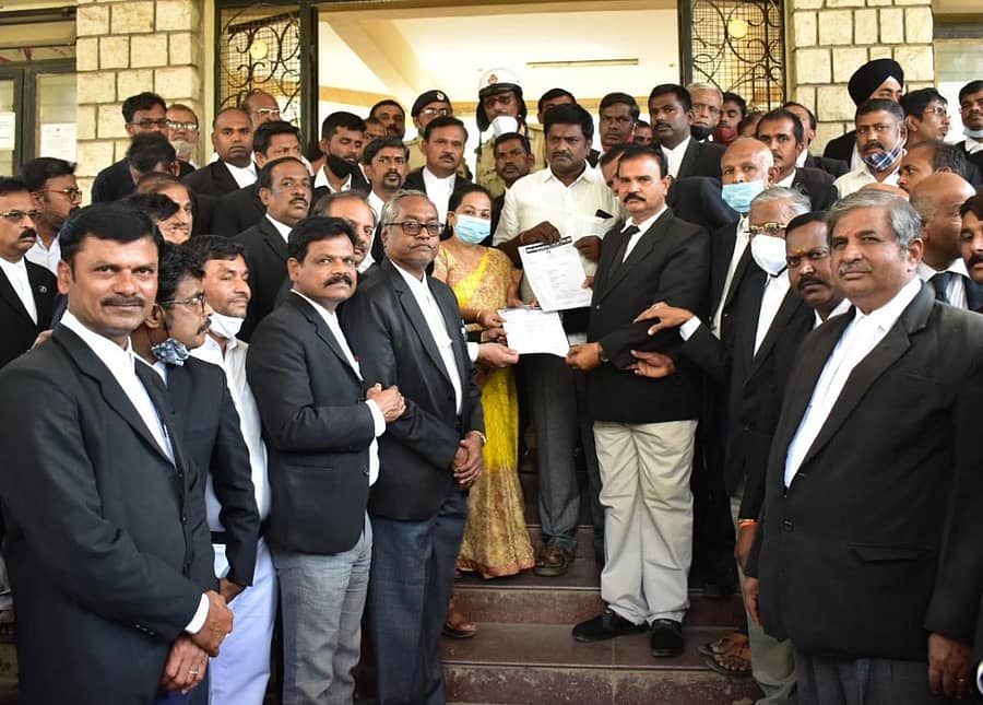 ವಕೀಲರ ಸಂರಕ್ಷಣಾ ಕಾಯ್ದೆ ಜಾರಿಗೆ ಆಗ್ರಹಿಸಿ ತಾಲ್ಲೂಕು ವಕೀಲರ ಸಂಘದವರು ಸೋಮವಾರ ಹೊಸಪೇಟೆ ತಾಲ್ಲೂಕು ಕಚೇರಿ ಎದುರು ಪ್ರತಿಭಟನೆ ನಡೆಸಿ, ಗ್ರೇಡ್–2 ತಹಶೀಲ್ದಾರ್ ಮೇಘನಾ ಅವರಿಗೆ ಮನವಿ ಪತ್ರ ಸಲ್ಲಿಸಿದರು