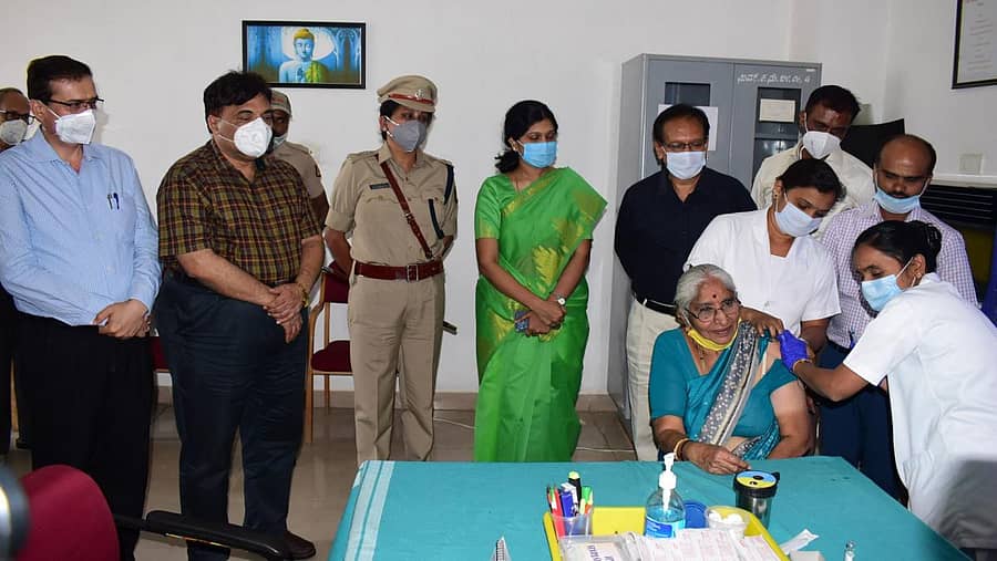 ಮೂರನೇ ಹಂತದ ಕೋವಿಡ್‌ ಲಸಿಕೆ ನೀಡುವ ಅಭಿಯಾನದಲ್ಲಿ ಹಿರಿಯ ನಾಗರಿಕರೊಬ್ಬರು ಲಸಿಕೆ ಪಡೆದರು