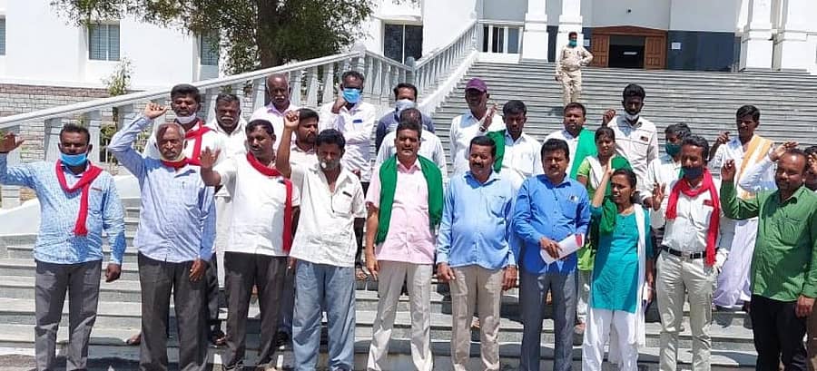 ಸಾಲ ವಸೂಲಾತಿಗಾಗಿ ರೈತರಿಗೆ ನೋಟಿಸ್ ನೀಡಿರುವ ಪಿಎಲ್ಡಿ ಬ್ಯಾಂಕ್ಗಳ ಕ್ರಮ ಖಂಡಿಸಿ ರೈತ ಸಂಘ ಮತ್ತು ಹಸಿರು ಸೇನೆ, ಕೆಪಿಆರ್ಎಸ್ ಸದಸ್ಯರು ಕೋಲಾರ ಜಿಲ್ಲಾಧಿಕಾರಿ ಕಚೇರಿ ಎದುರು ಸೋಮವಾರ ಪ್ರತಿಭಟನೆ ಮಾಡಿದರು.