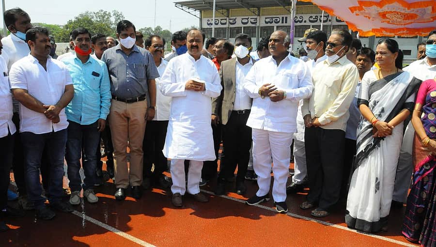 ವಿಜಯಪುರದ ಡಾ.ಬಿ.ಆರ್. ಅಂಬೇಡ್ಕರ್ ಕ್ರೀಡಾಂಗಣದಲ್ಲಿ ಸೋಮವಾರ ಯುವ ಸಬಲೀಕರಣ ಮತ್ತು ಕ್ರೀಡಾ ಸಚಿವ ಡಾ. ನಾರಾಯಣಗೌಡ ಅವರು ಸಿಂಥೆಟಿಕ್ ಅಥ್ಲೆಟಿಕ್ ಟ್ರ್ಯಾಕ್ ಉದ್ಘಾಟಸಿದ ಬಳಿಕ ವೀಕ್ಷಿಸಿದರು, ವಿಜುಗೌಡ ಪಾಟೀಲ, ಸುಜಾತಾ ಕಳ್ಳಿಮನಿ ಇದ್ದಾರೆ –ಪ್ರಜಾವಾಣಿ ಚಿತ್ರ