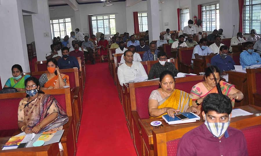 ಹಾಸನ ಜಿಲ್ಲಾ ಪಂಚಾಯಿತಿ ಹೊಯ್ಸಳ ಸಭಾಂಗಣದಲ್ಲಿ ನಡೆದ ಕೆಡಿಪಿ ಸಭೆಯಲ್ಲಿ ಮಾಹಿತಿ ನೀಡಿದ ಅಧಿಕಾರಿಗಳು