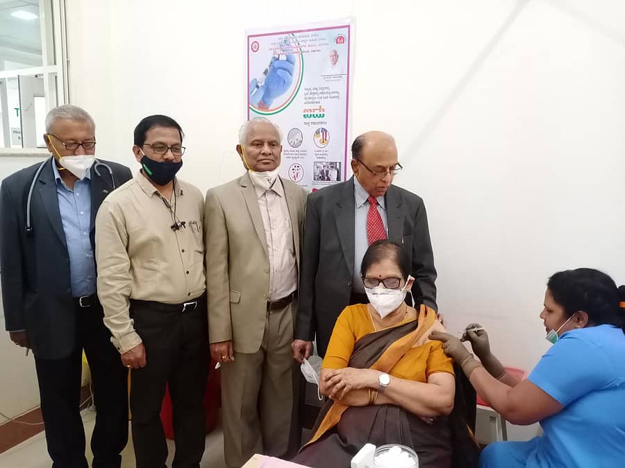 ಬೆಳಗಾವಿಯ ಕೆಎಲ್‌ಇ ಶತಮಾನೋತ್ಸವ ಚಾರಿಟಬಲ್ ಆಸ್ಪತ್ರೆಯಲ್ಲಿ ಸಾರ್ವಜನಿಕರಿಗೆ ಕೊವಿಶೀಲ್ಡ್‌ ರೋಗನಿರೋಧಕ ಚುಚ್ಚುಮದ್ದು ವಿತರಣಾ ಕಾರ್ಯಕ್ರಮಕ್ಕೆ ಸೋಮವಾರ ಚಾಲನೆ ನೀಡಲಾಯಿತು