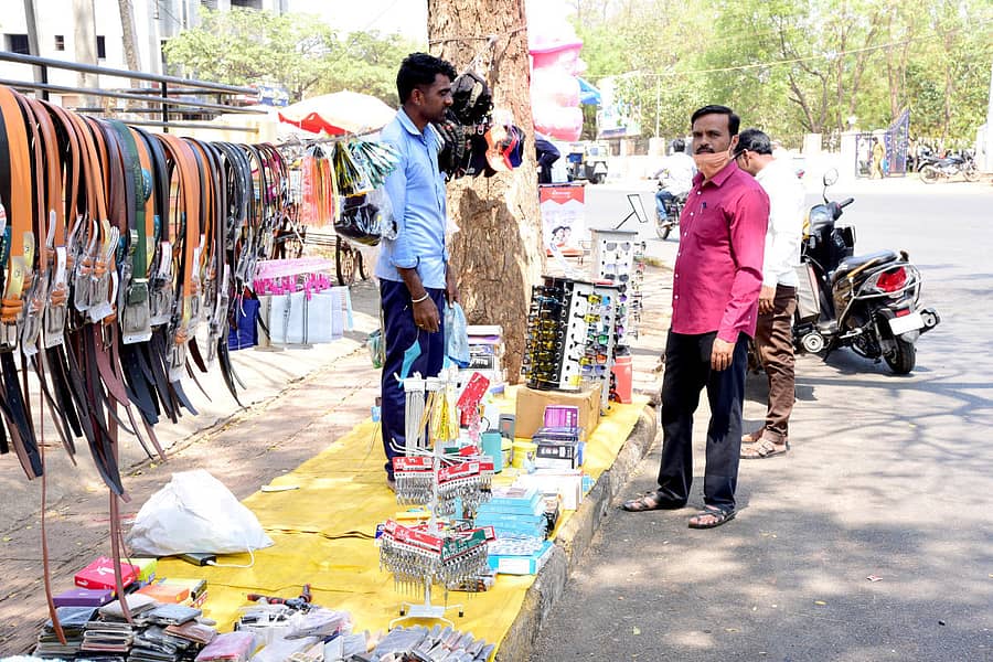 ಬಾಗಲಕೋಟೆಯಲ್ಲಿ ಬೀದಿ ಬದಿಯ ವಹಿವಾಟಿನ ನೋಟ