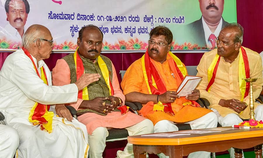 ಕಲಬುರ್ಗಿ ತಾಲ್ಲೂಕಿನ ಪ್ರಥಮ ಕವಿ ಸಮ್ಮೇಳನದಲ್ಲಿ ಮಕ್ಕಳ ಸಾಹಿತಿ ಎ.ಕೆ. ರಾಮೇಶ್ವರ ಅವರು ಮಾಲೀಕಯ್ಯ ಗುತ್ತೇದಾರ ಅವರೊಂದಿಗೆ ಮಾತುಕತೆ ನಡೆಸಿದರು. ಸಮ್ಮೇಳನಾಧ್ಯಕ್ಷ ಡಾ.ಎಸ್‌.ಎಸ್‌. ಪಾಟೀಲ ಬಂದರವಾಡ, ಜಿಲ್ಲಾ ಕಸಾಪ ಅಧ್ಯಕ್ಷ ವೀರಭದ್ರ ಸಿಂಪಿ ಇದ್ದರು